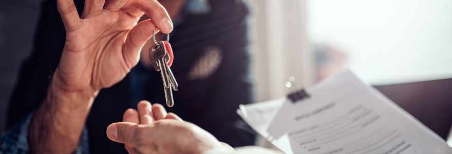 remise de clés d'un agent immobilier